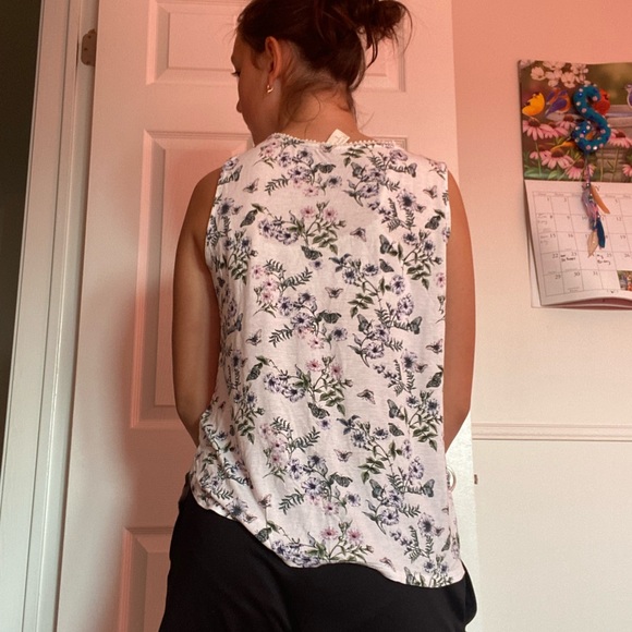 A beautiful H&M tank top with a little bit of lace on the top. Floral/Spring - Picture 3 of 5